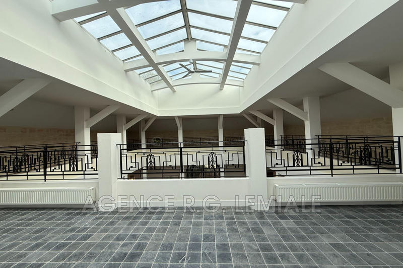 Maison - 937 m² - 15 pièces