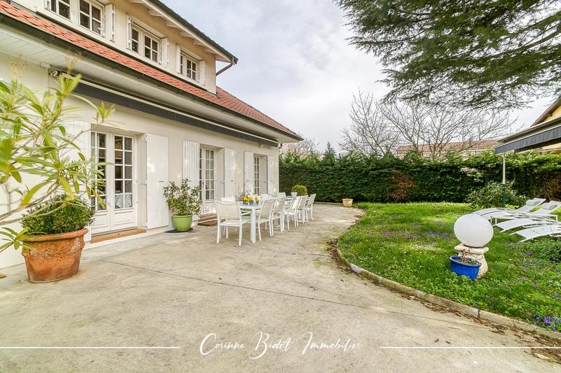 Villa - 320 m² - 8 pièces