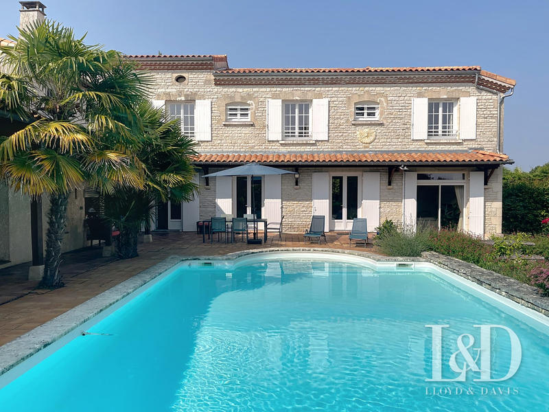 Maison - 278 m² - 9 pièces