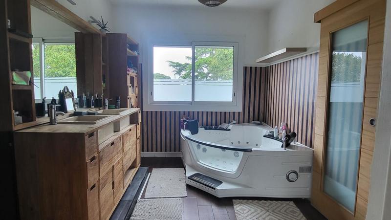 Maison - 214 m² - 7 pièces