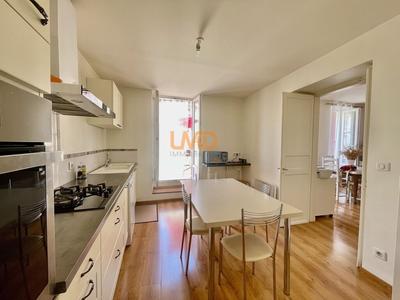 Maison - 230 m² - 10 pièces