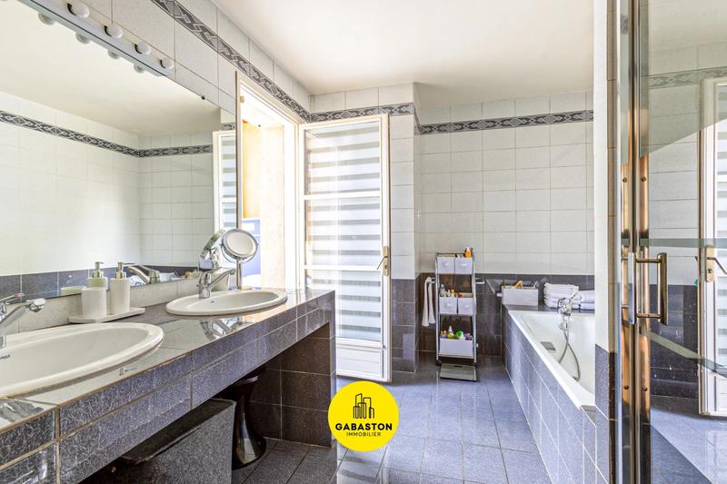 Propriété - 252 m² - 7 pièces