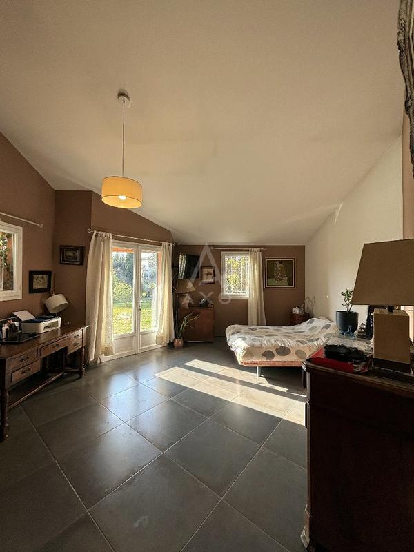 Propriété - 229 m² - 9 pièces