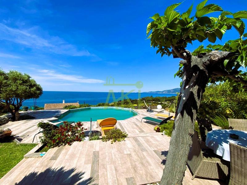 Maison - 220 m² - 6 pièces