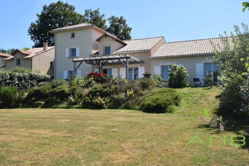 Maison - 210 m² - 6 pièces