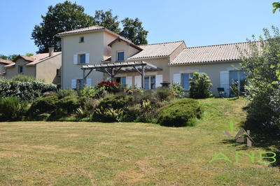 Maison - 210 m² - 6 pièces