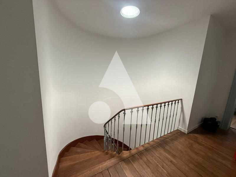 Maison - 215 m² - 6 pièces