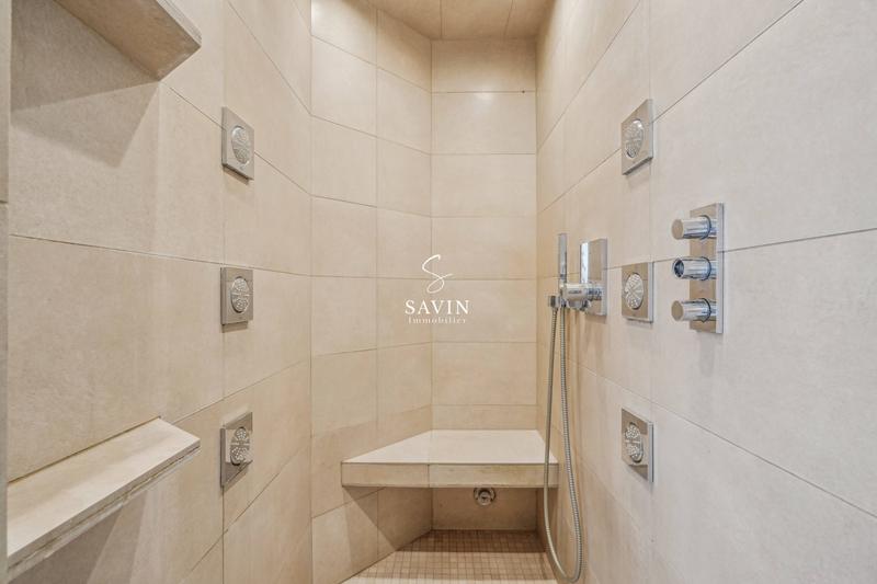 Maison - 247 m² - 8 pièces