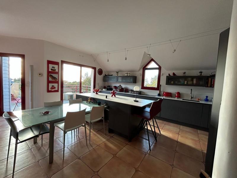 Maison - 240 m² - 6 pièces