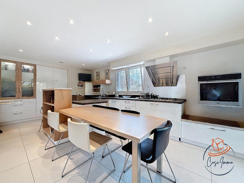 Maison - 238 m² - 8 pièces