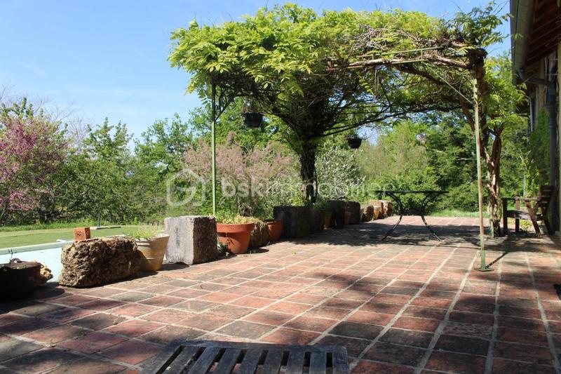 Demeure - 335 m² - 12 pièces