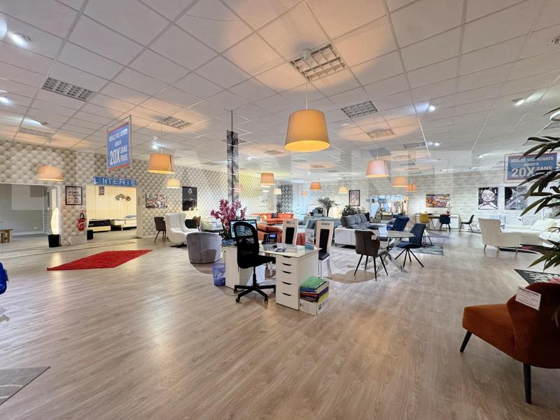 Magasins - 1 930 m²