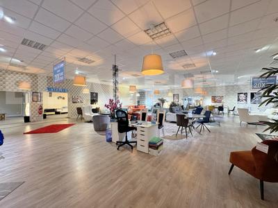 Magasins - 1 930 m²