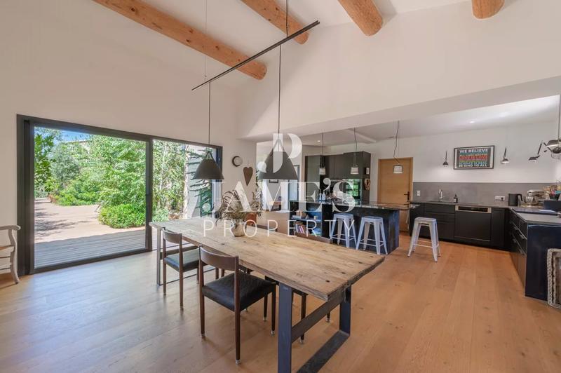 Maison - 250 m² - 6 pièces