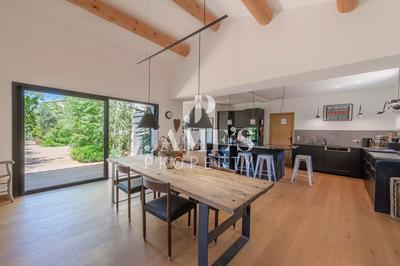 Maison - 250 m² - 6 pièces