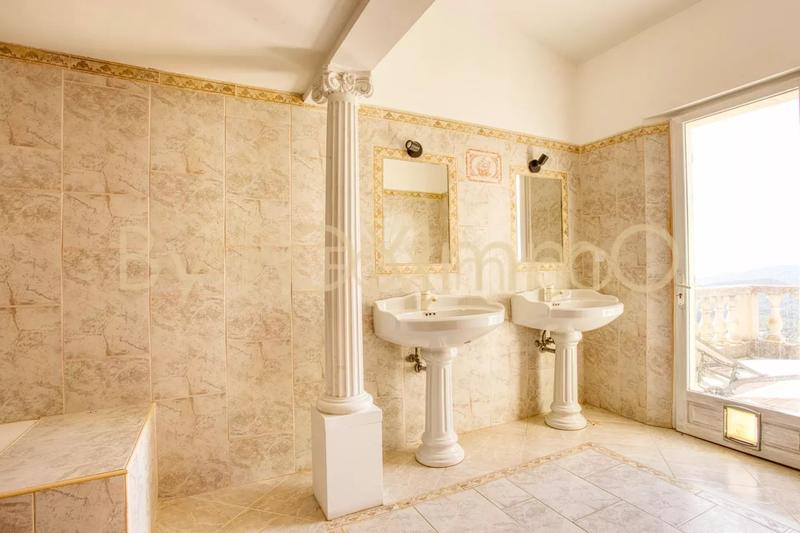 Maison - 220 m² - 5 pièces