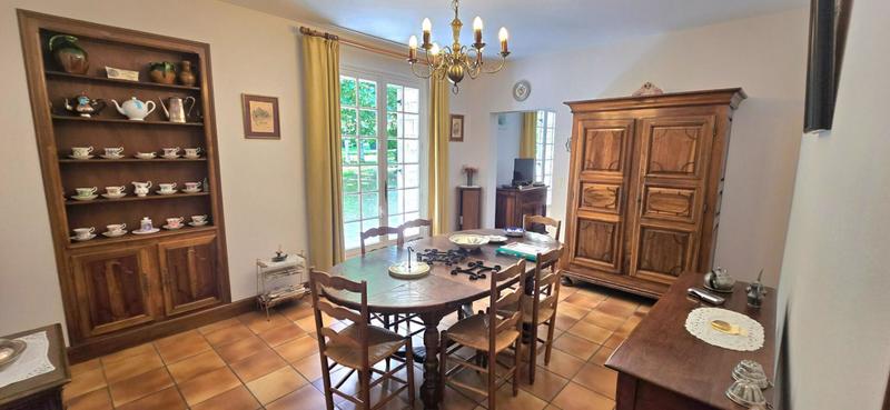 Maison - 280 m² - 11 pièces