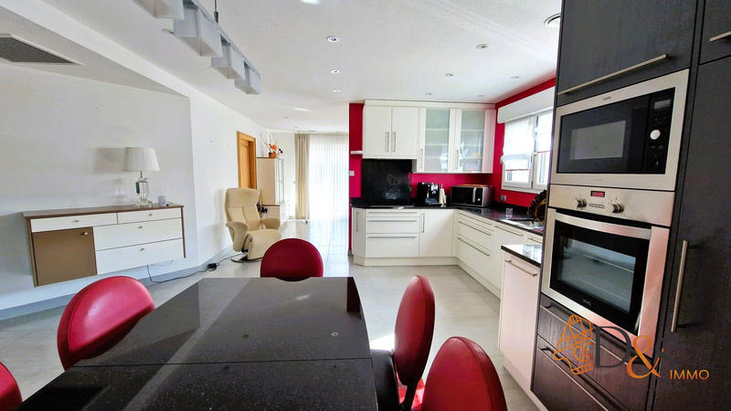 Maison - 202 m² - 7 pièces