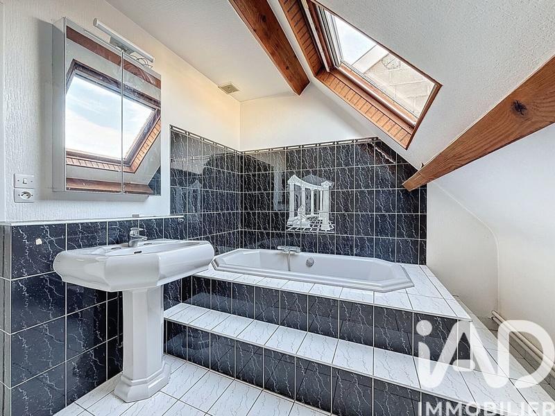 Maison - 215 m² - 10 pièces