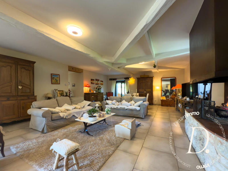 Maison - 260 m² - 7 pièces