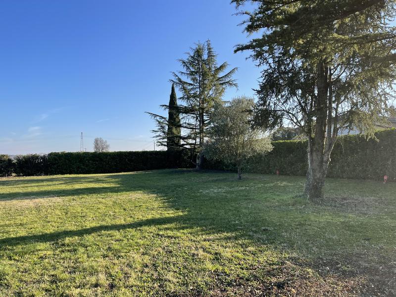 Terrain constructible - 1 077 m²