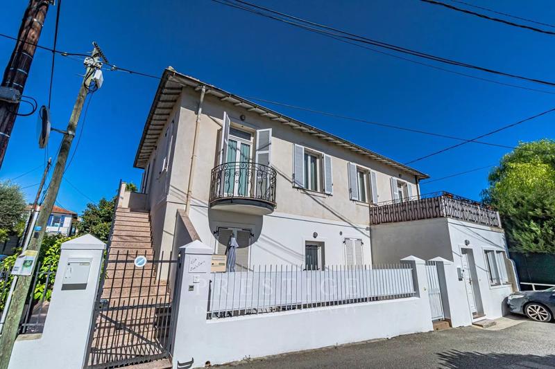 Maison - 215 m² - 9 pièces