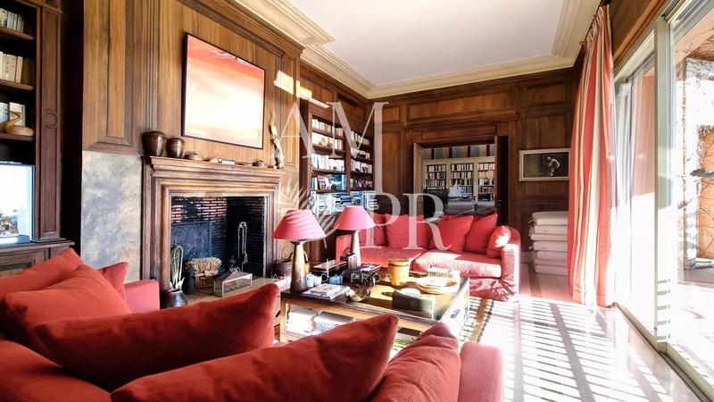 Maison - 682 m² - 11 pièces