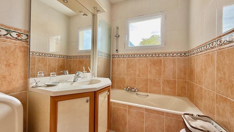 Maison - 245 m² - 11 pièces