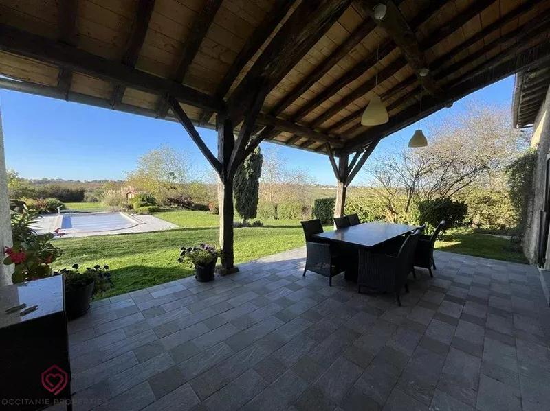 Propriété - 280 m² - 9 pièces