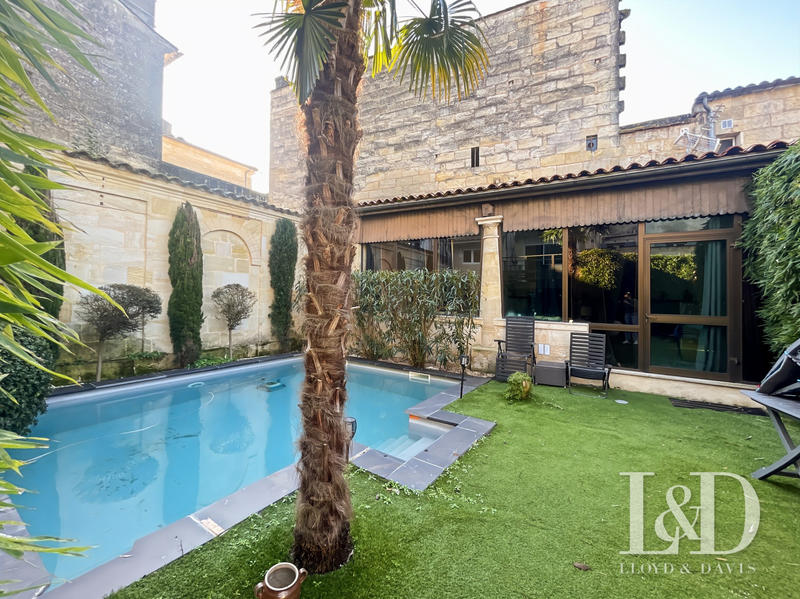 Maison - 220 m² - 9 pièces