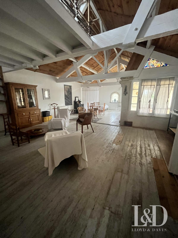 Maison - 323 m² - 10 pièces