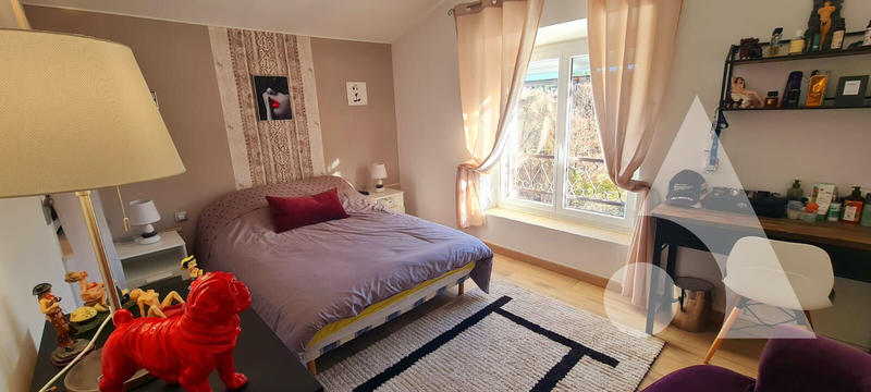 Maison - 273 m² - 9 pièces