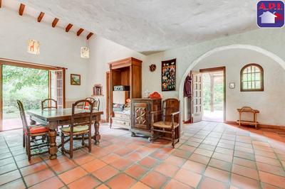 Maison - 216 m² - 7 pièces