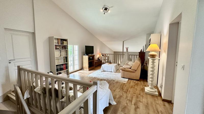 Maison - 220 m² - 7 pièces