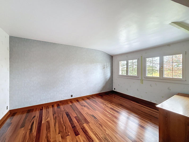 Maison - 240 m² - 7 pièces