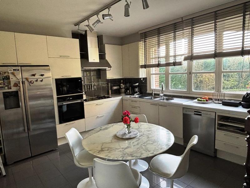 Maison - 275 m² - 12 pièces