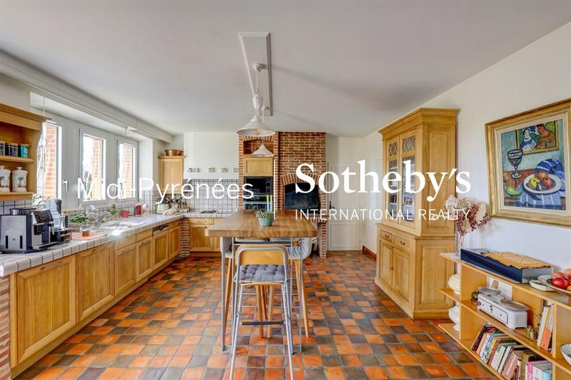 Maison - 440 m² - 12 pièces