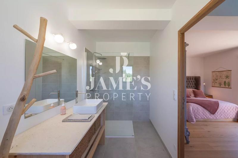 Maison - 250 m² - 6 pièces