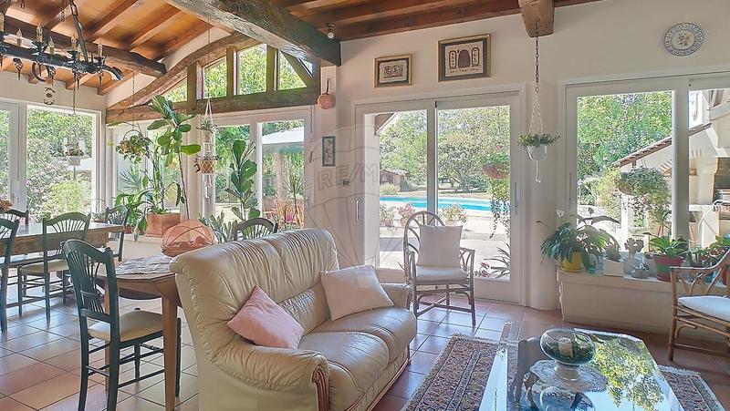 Maison - 275 m² - 9 pièces