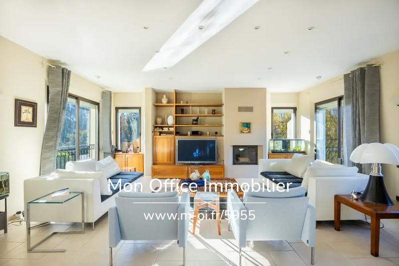 Maison - 260 m² - 6 pièces