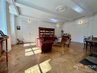 Appartement - 176 m² - 6 pièces