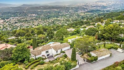 Maison - 588 m² - 8 pièces