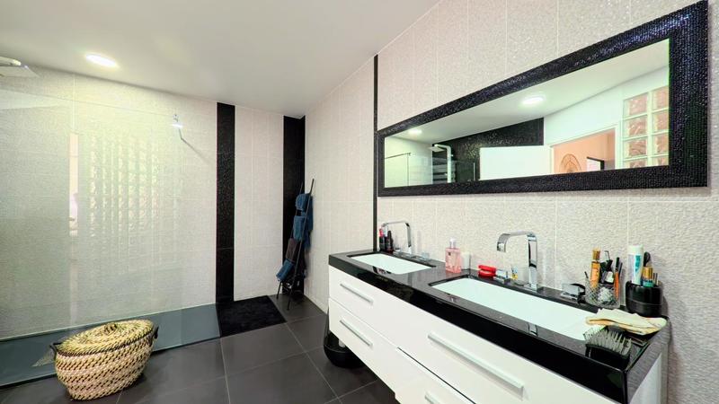 Maison - 215 m² - 9 pièces