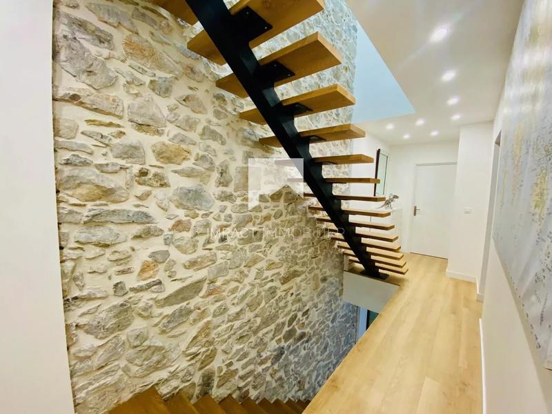 Maison - 230 m² - 6 pièces