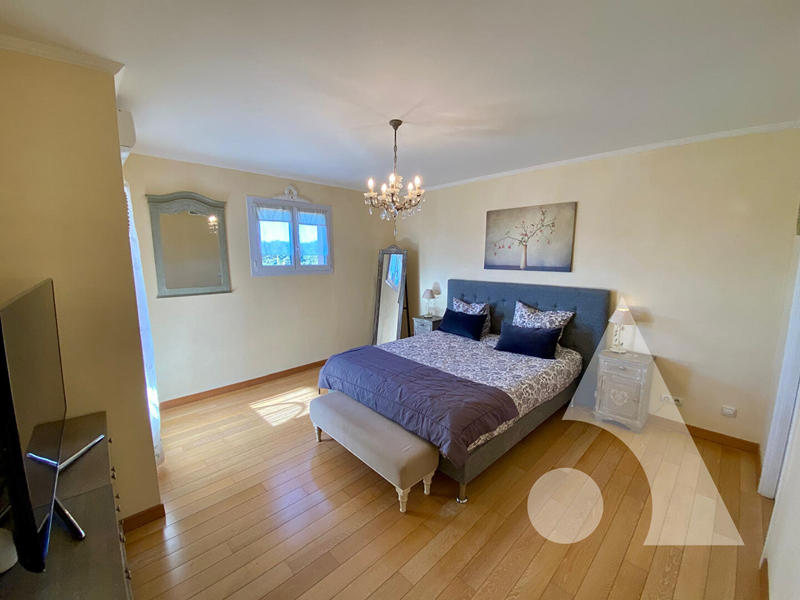 Maison - 214 m² - 7 pièces