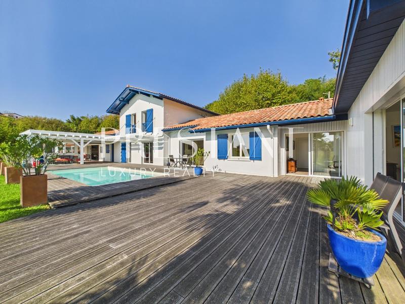 Maison - 290 m² - 9 pièces