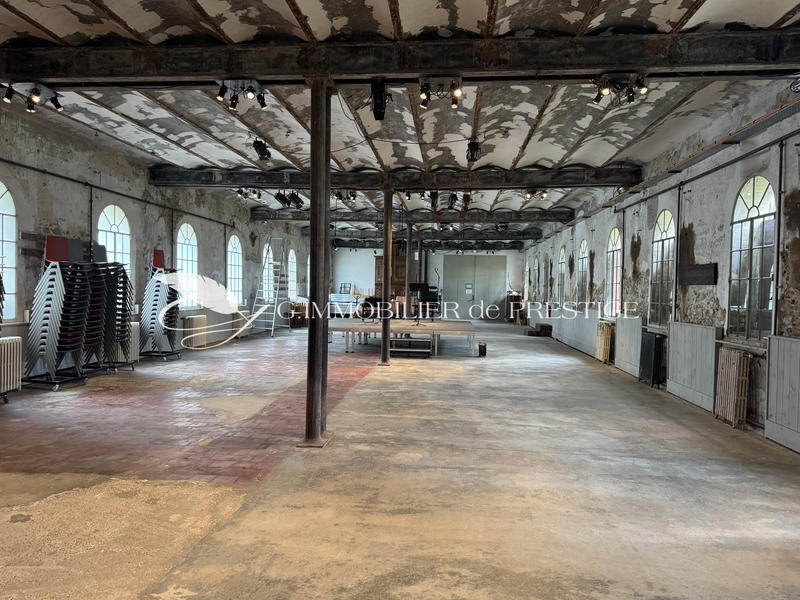 Propriété - 1 166 m² - 15 pièces