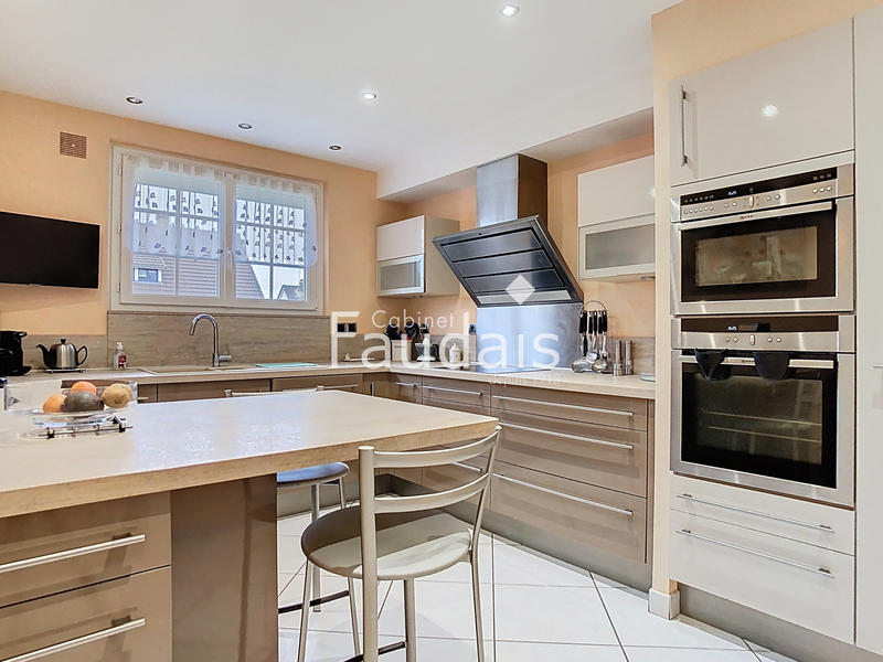 Maison - 180 m² - 8 pièces