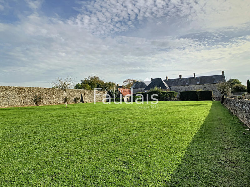 Maison - 1 014 m² - 34 pièces