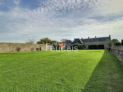 Maison - 1 014 m² - 34 pièces